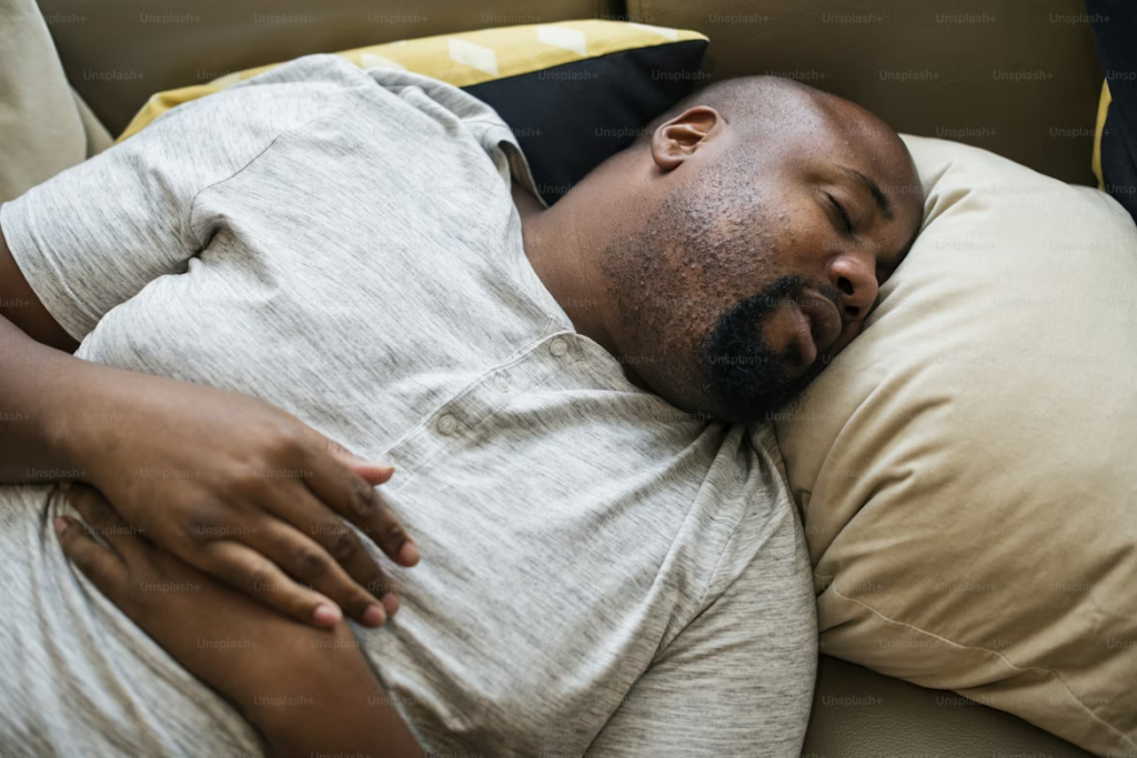 Apnée du sommeil et gros ventre : quel lien et que faire en 2026 ?